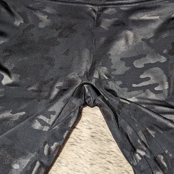 SPANX Faux Leather Bike Shorts Camo Women's XS - Picture 7 of 9